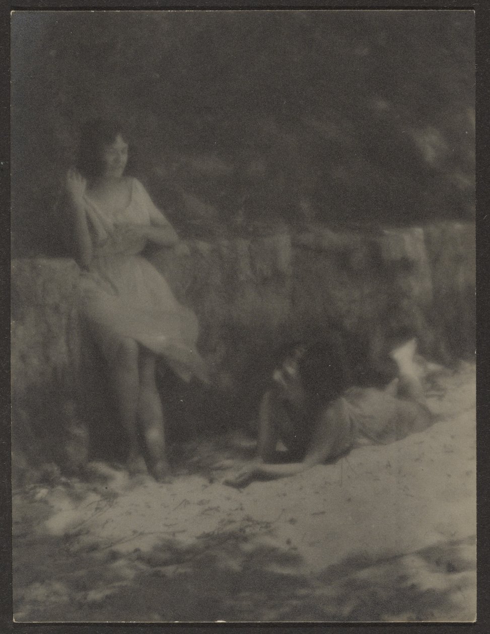[Danzatrici in giardino, a riposo] da Louis Fleckenstein