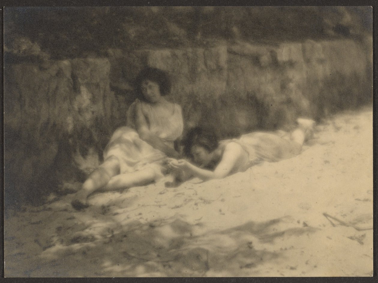 [Danzatrici in giardino, a riposo] da Louis Fleckenstein