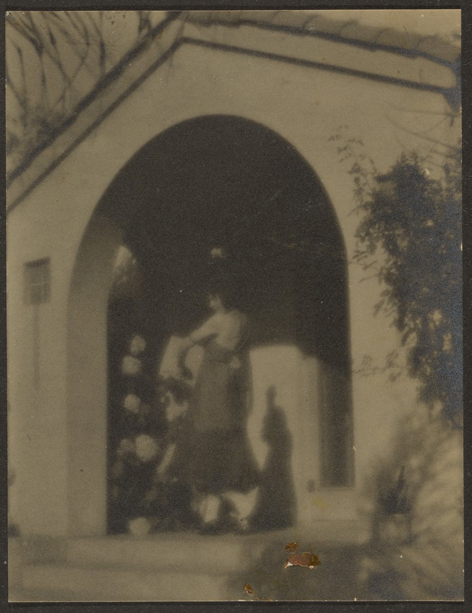[Ballerina davanti alla casa] da Louis Fleckenstein