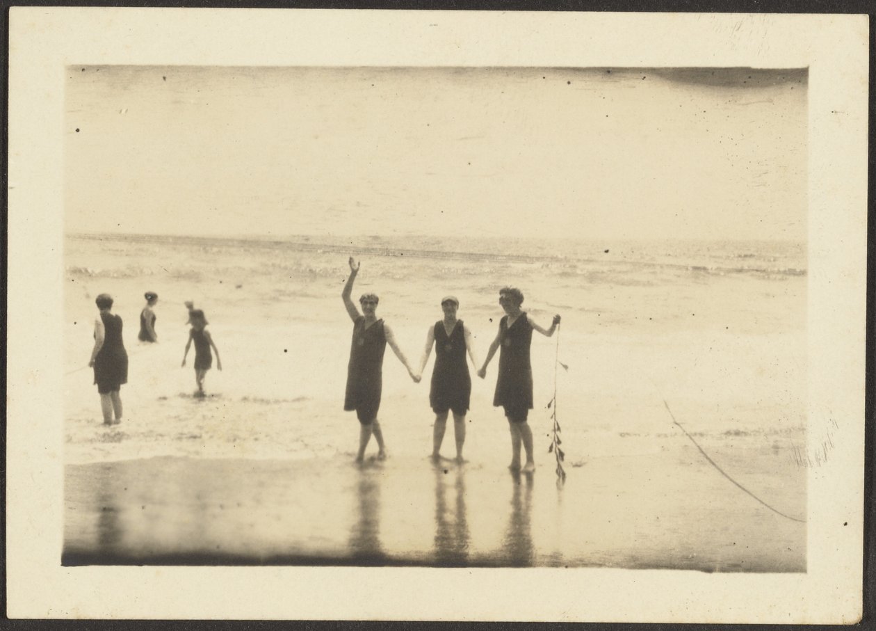 [Figure in costume da bagno in spiaggia] da Louis Fleckenstein