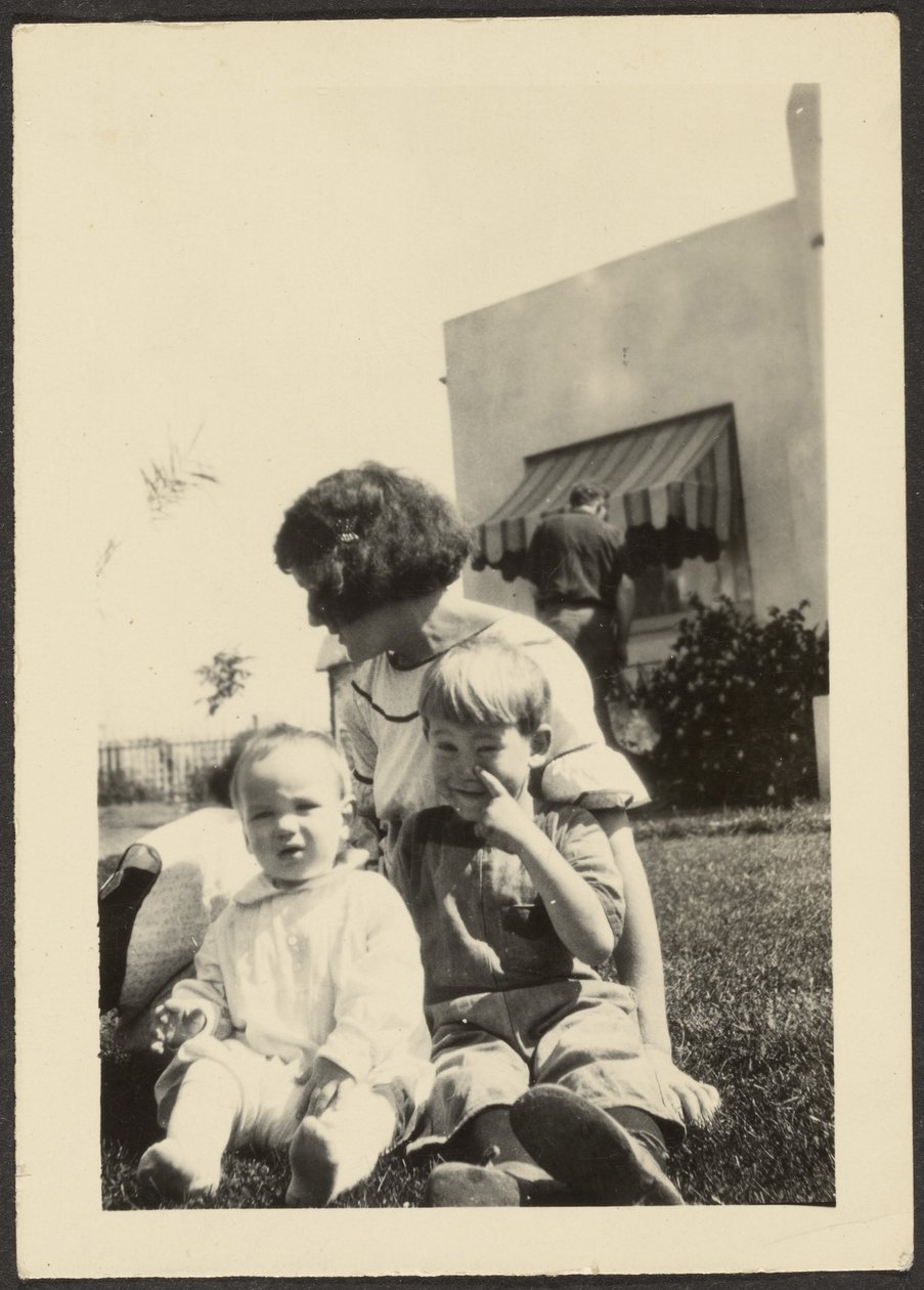 [Firenze con due bambini sul prato] da Louis Fleckenstein