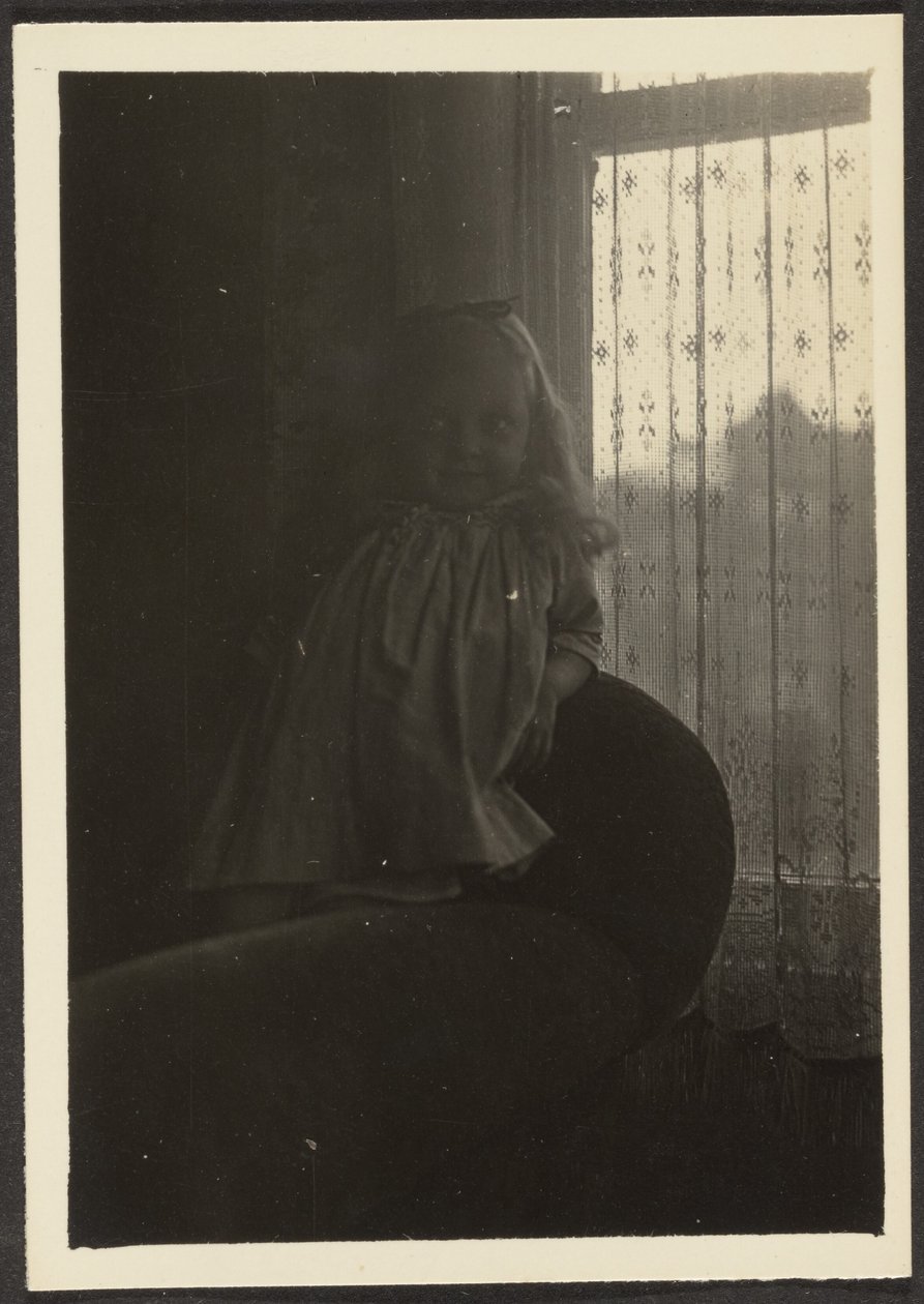 [Bambina appoggiata allo schienale della sedia] da Louis Fleckenstein