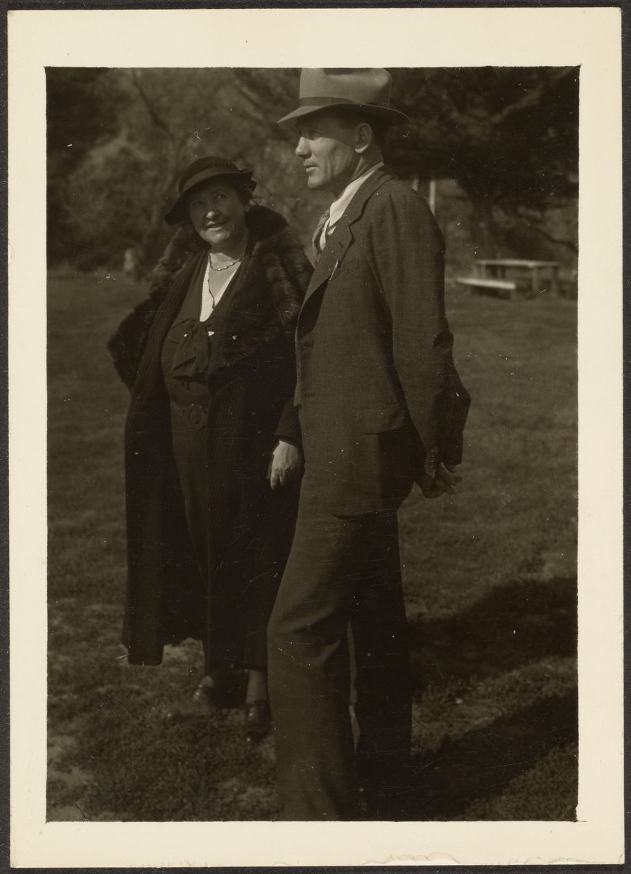 [Uomo e donna in piedi nell