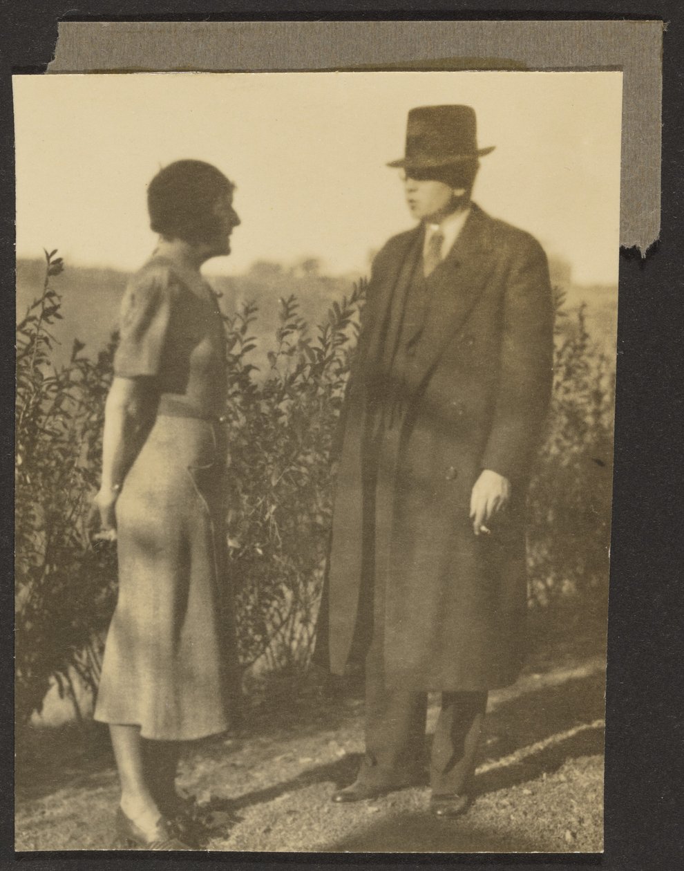 [Uomo e donna alla siepe] da Louis Fleckenstein