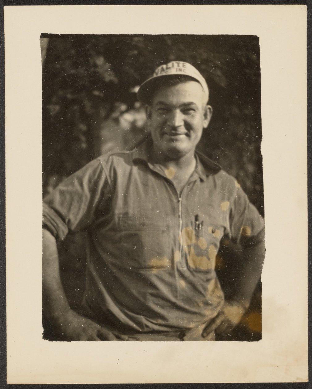 [Uomo con cappello Valite Inc.] da Louis Fleckenstein