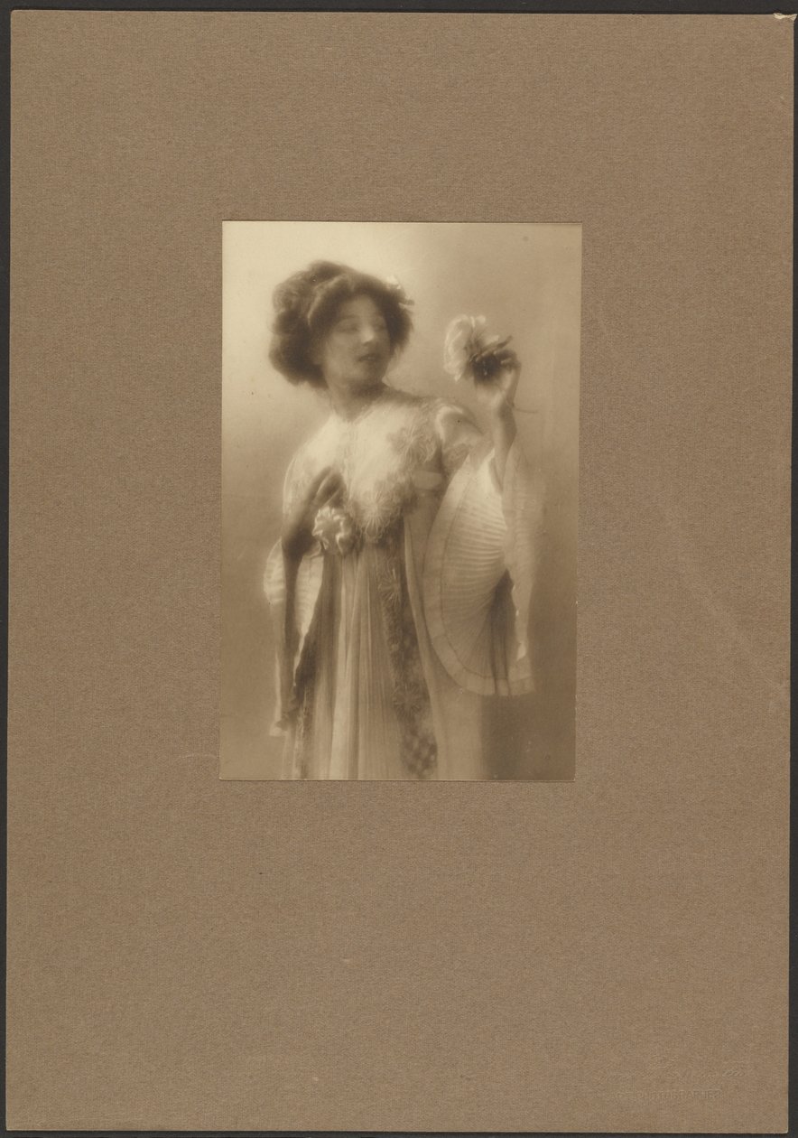 [Ritratto di donna in abito plissettato] da Louis Fleckenstein