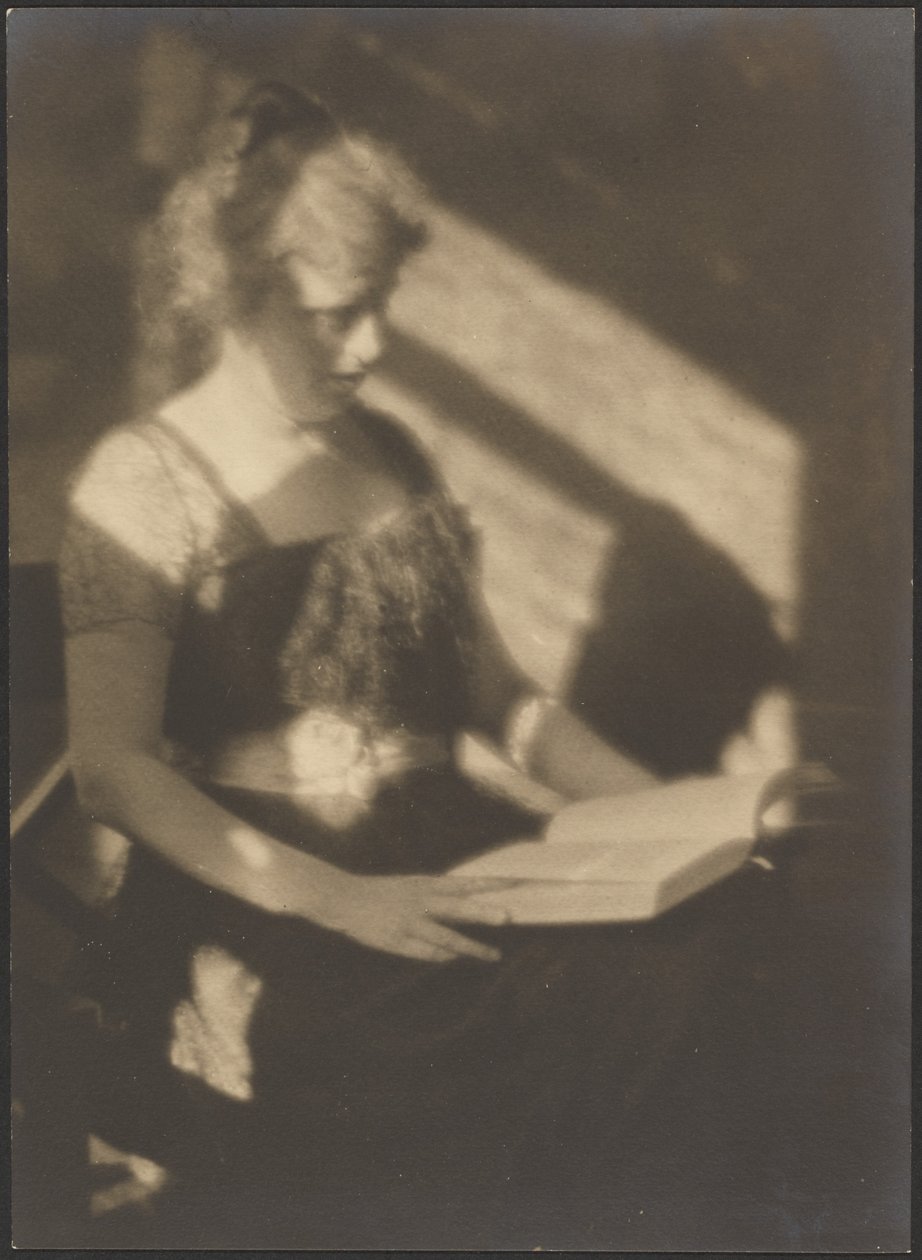 [Ritratto di donna con libro] da Louis Fleckenstein