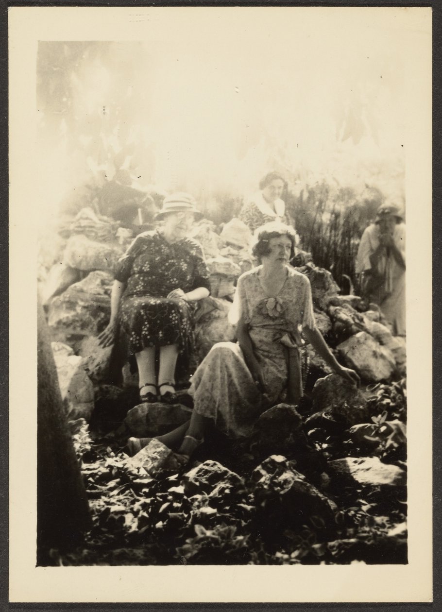 [Tre donne sulle rocce] da Louis Fleckenstein