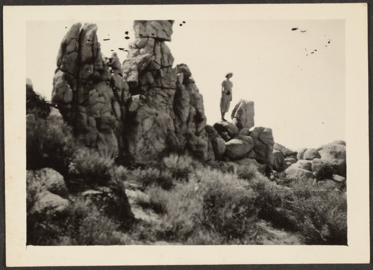 [Donna in piedi sulle rocce] da Louis Fleckenstein