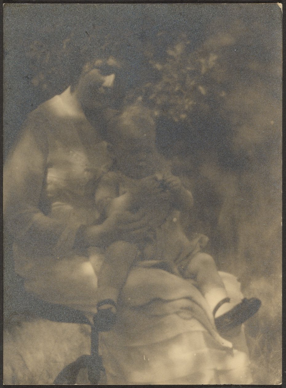 [Donna e bambino seduti in giardino] da Louis Fleckenstein
