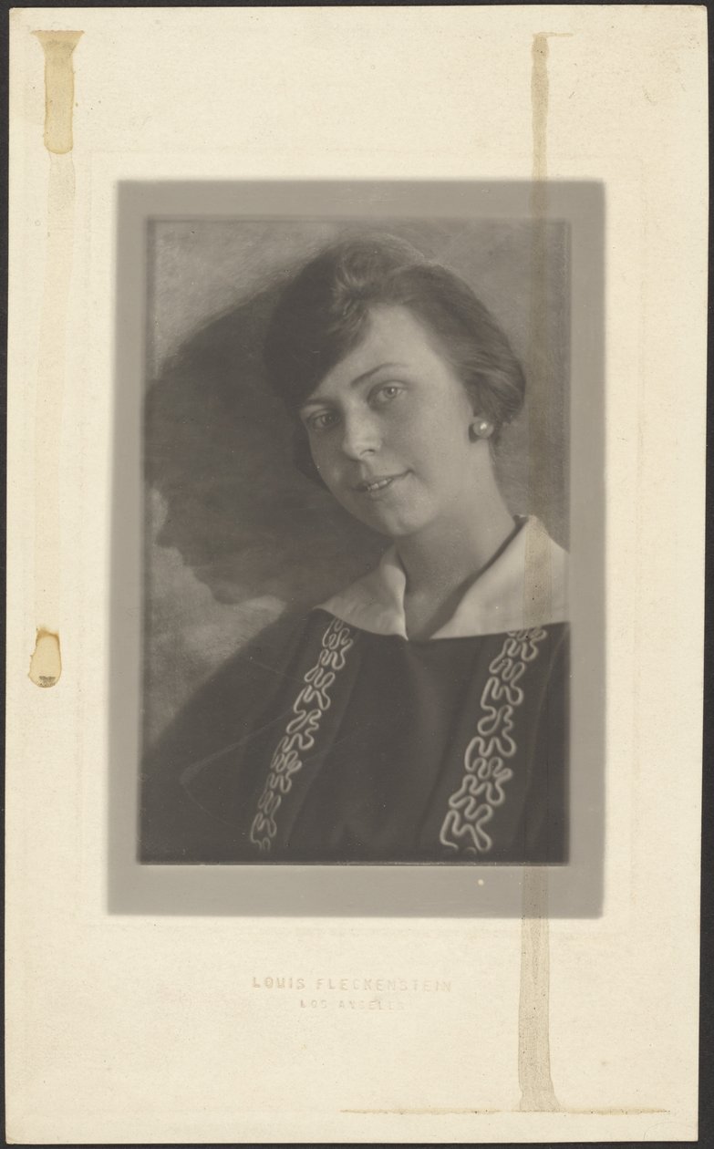 [Donna in abito con pizzi e merletti] da Louis Fleckenstein