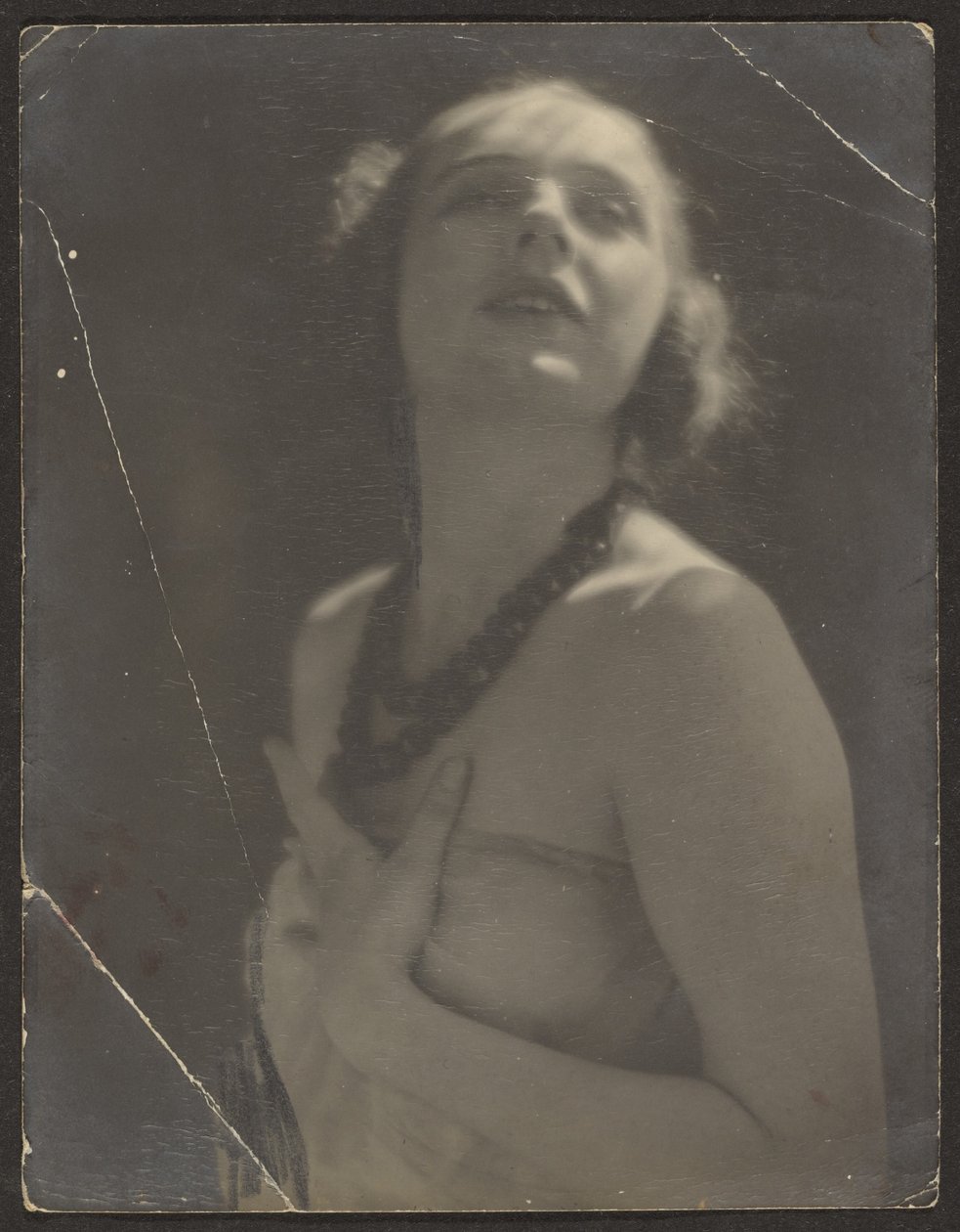 [Donna con collana di perline] da Louis Fleckenstein
