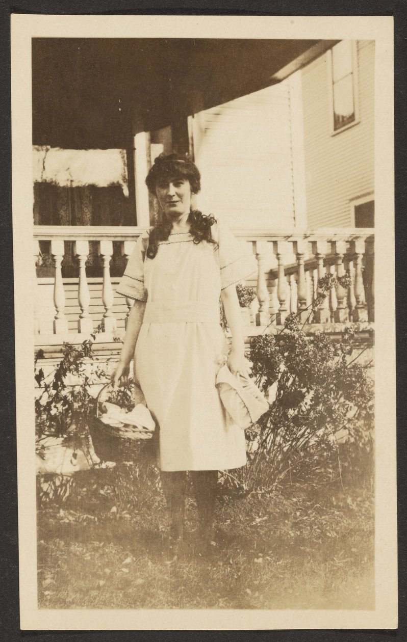 [Donna con cestino da picnic] da Louis Fleckenstein