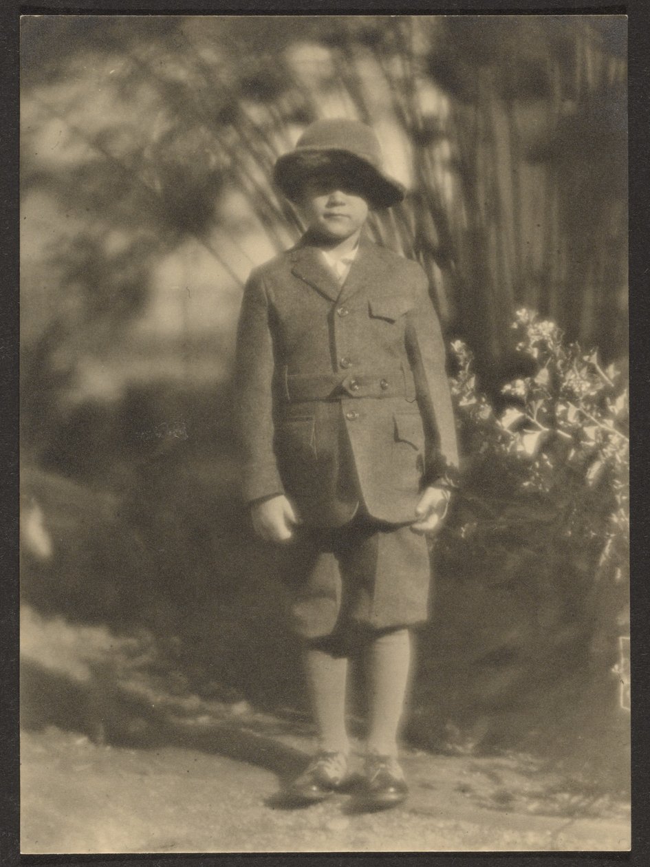 [Ragazzo in giardino] da Louis Fleckenstein