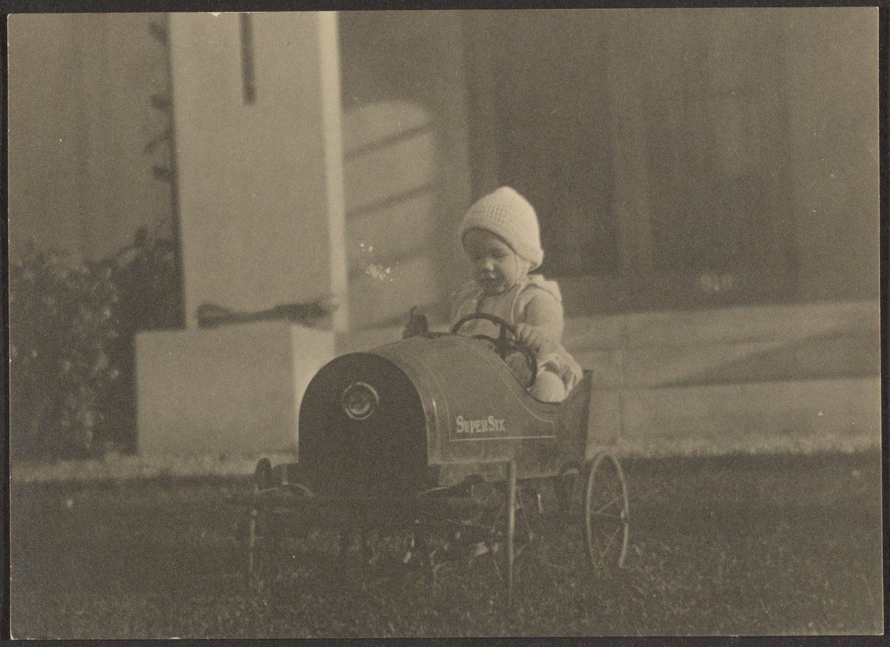 [Bambino in auto Super Six] da Louis Fleckenstein