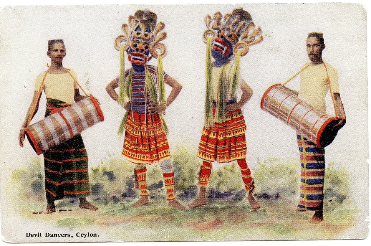 Danzatori del diavolo, Ceylon, c.1900-20 (fotografia colorata a mano) da Ltd. Ceylon Plâté
