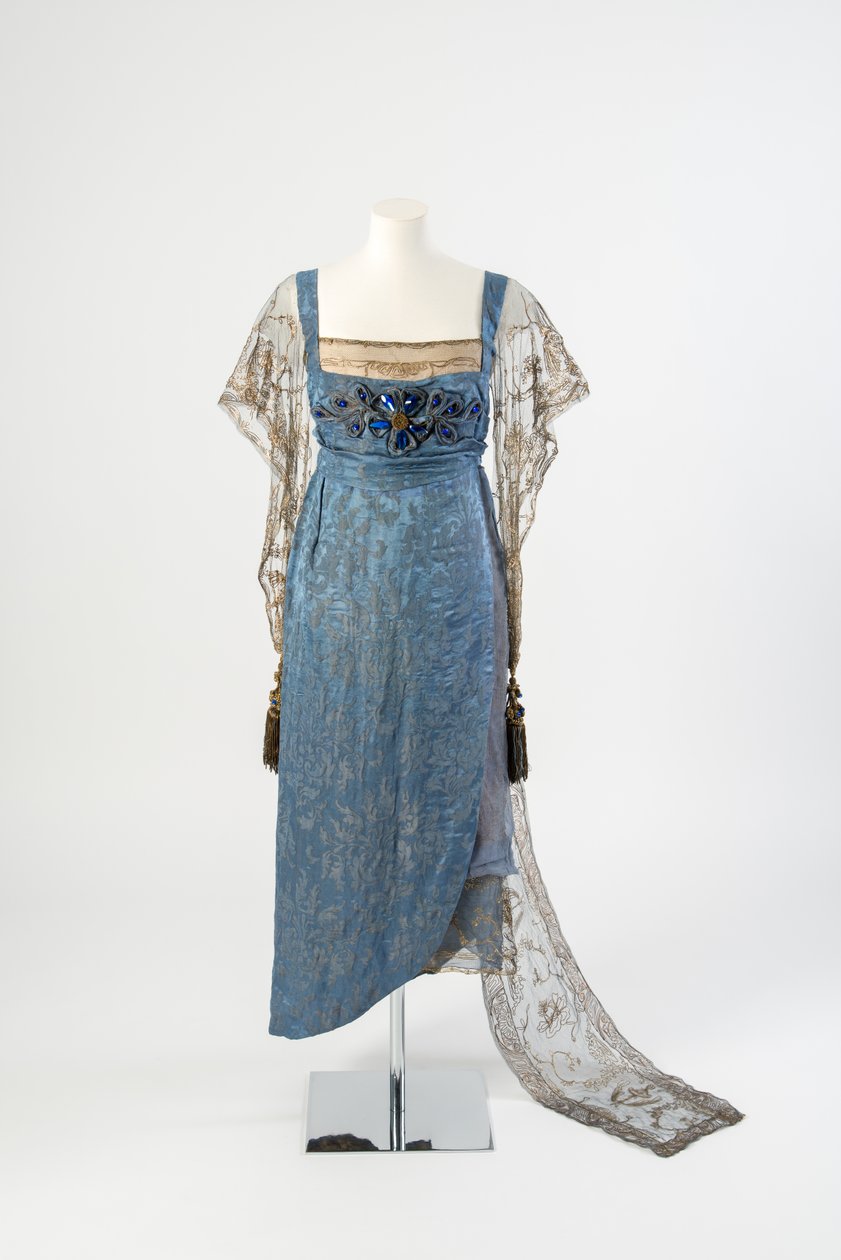Abito da sera in seta blu con maniche e strascico in rete dorata ricamati in metallo dorato e decorati con gemme blu e nappe, 1911 da Lucy Christiana, Lady Duff Gordon