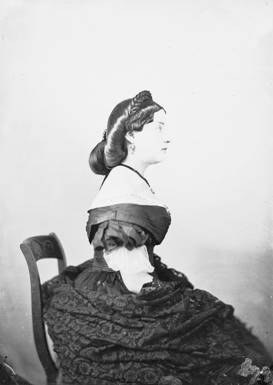 Nobile romano in posa in una foto di studio da Ludovico Tuminello