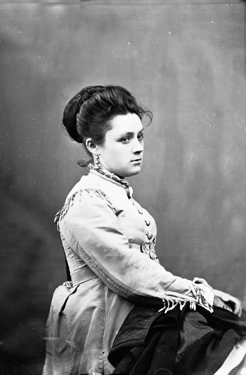 Nobile romano in posa in una foto di studio da Ludovico Tuminello