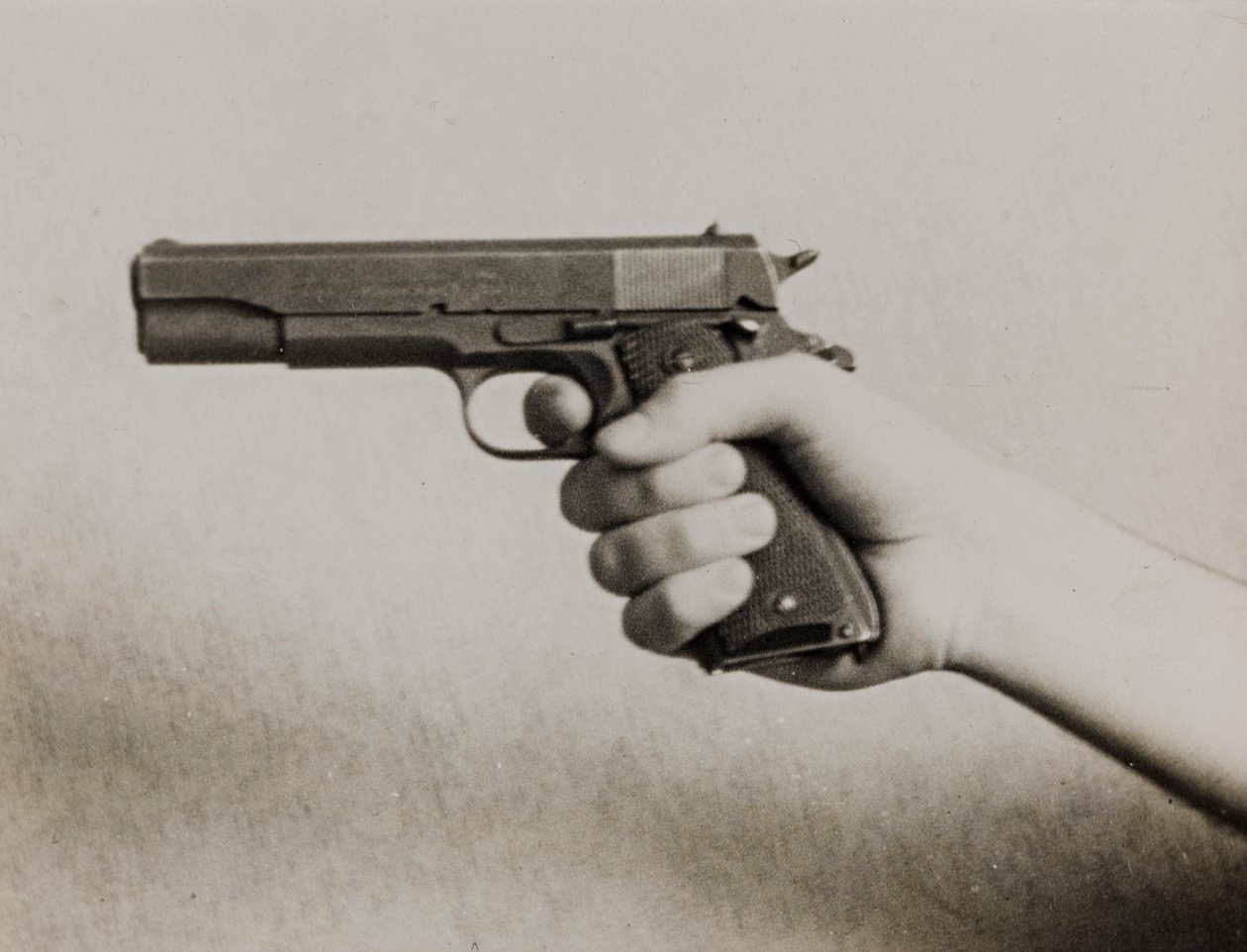Una mano che impugna una pistola automatica da Luigi Leoni