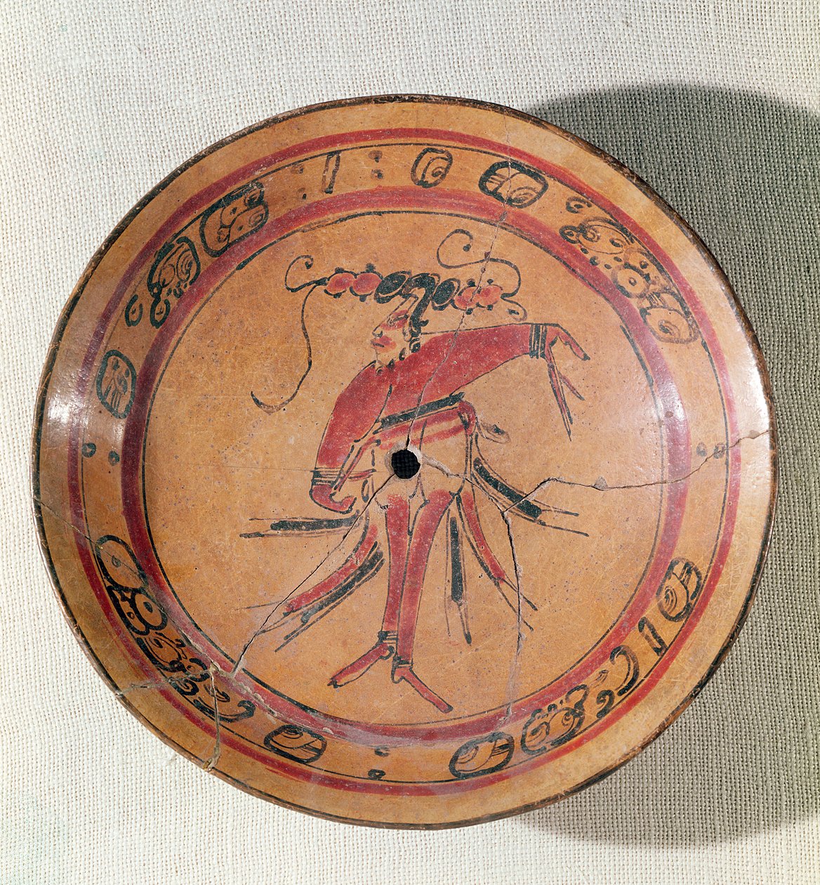 Grande piatto tripode raffigurante un attore o un ballerino, 600-950 da Mayan