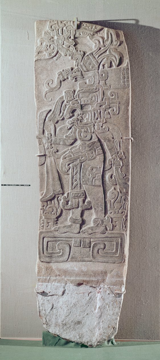 Stele II, rettangolare con rilievo raffigurante una figura su una piattaforma, periodo pre-classico, c.1000 a.C.-250 d.C. (granito) da Mayan