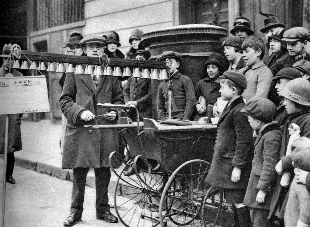 Un suonatore di campane, Londra, 1926-1927 da McLeish