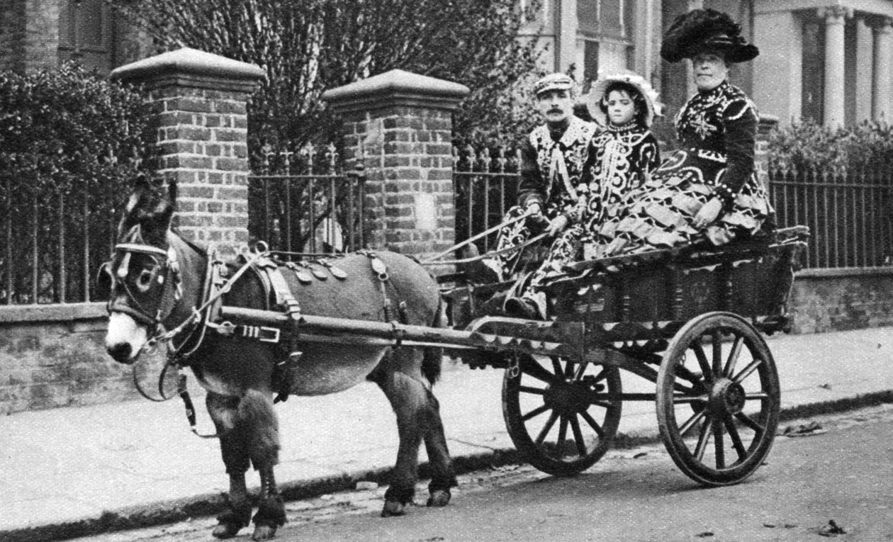 Famiglia Pearly nel loro carretto trainato da asini, Londra, 1926-1927 da McLeish