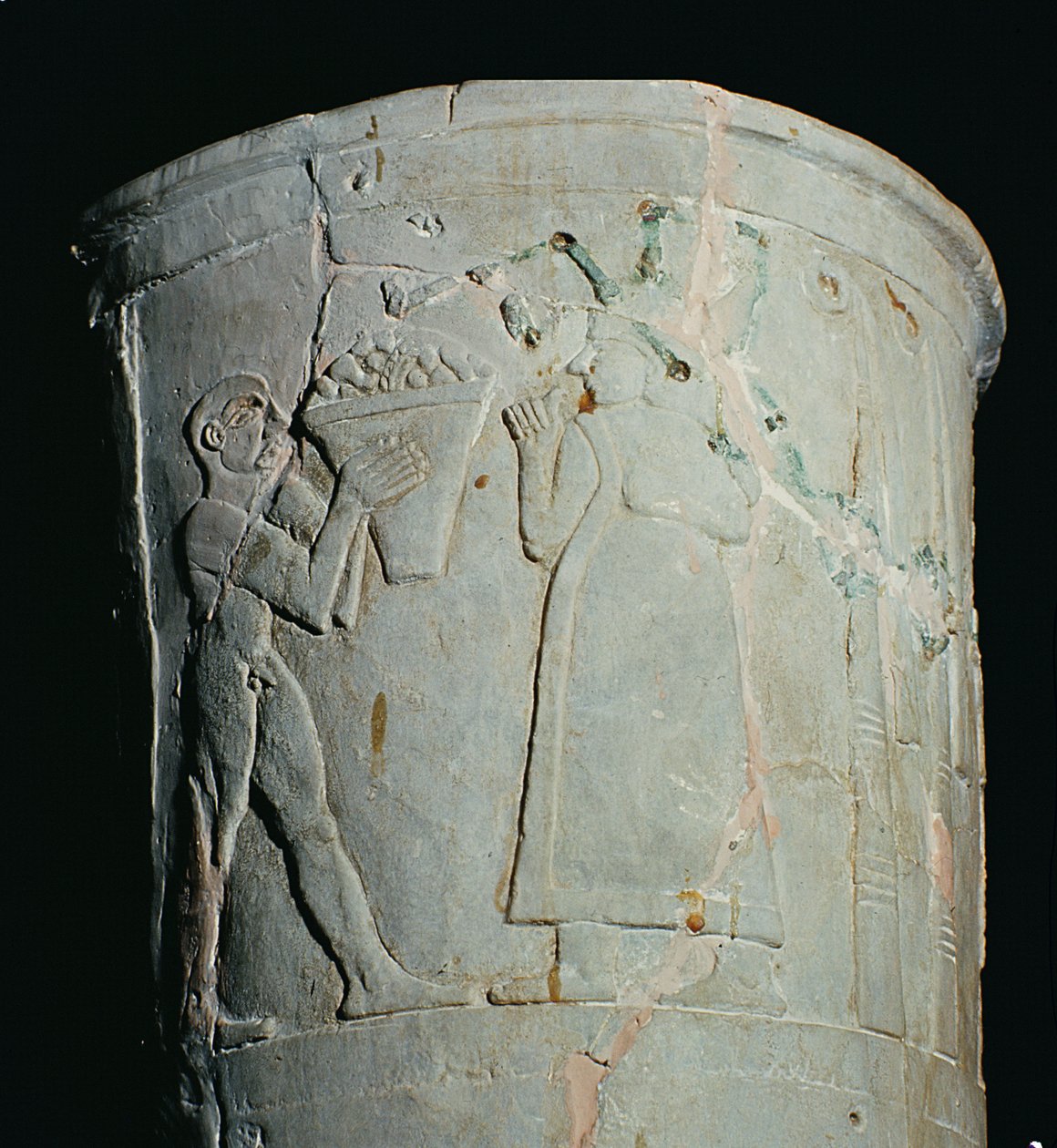 Vaso raffigurante un uomo che porta una ciotola di frutta da Mesopotamian