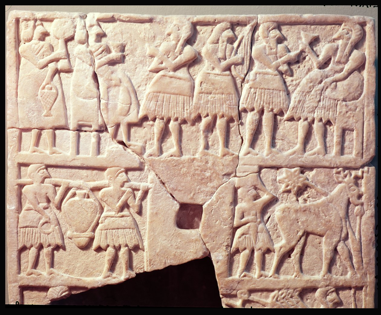 Targa votiva che raffigura una scena di offerta, da Diyala, Periodo Dinastico Antico, 2600-2500 a.C. da Mesopotamian