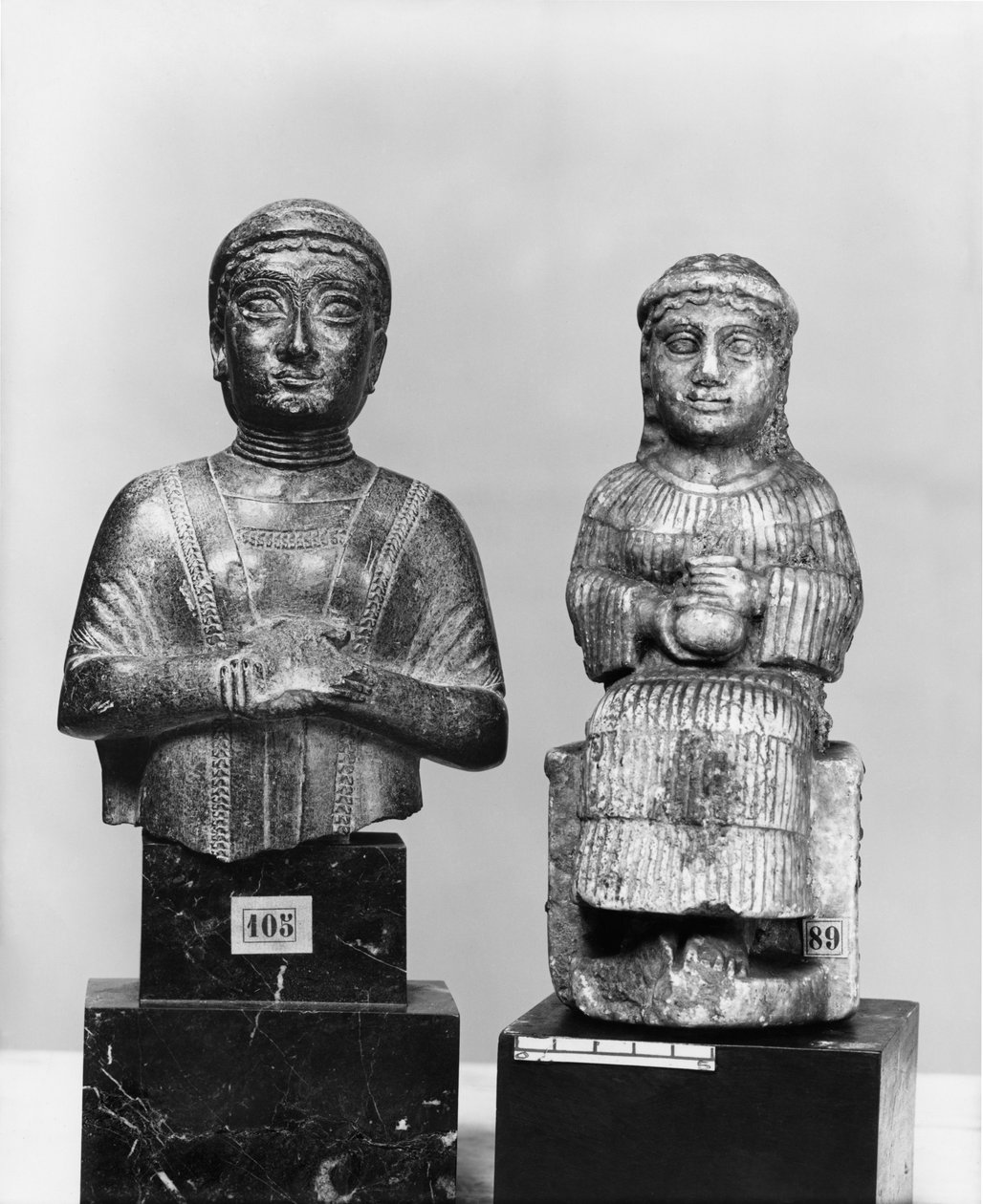 Donna con lo scialle, donna che tiene un aryballos, vista frontale, Neo-Sumerico, da Telloh, antica Girsu, c.2150 a.C. da Mesopotamian