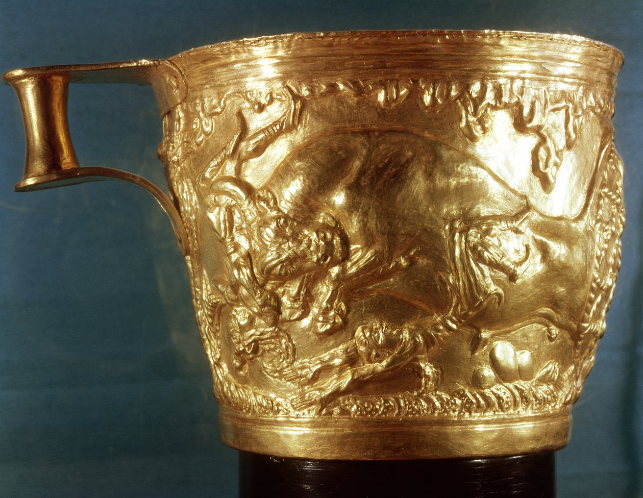 Coppa, raffigurante un toro in carica, trovata nella tomba reale di Vaphio, Sparta, tardo minoico I, c.1500 a.C. da Minoan