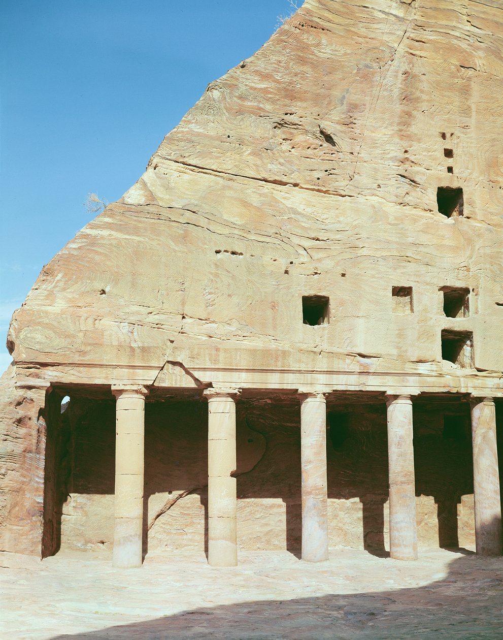 Veduta di un colonnato laterale da Nabatean