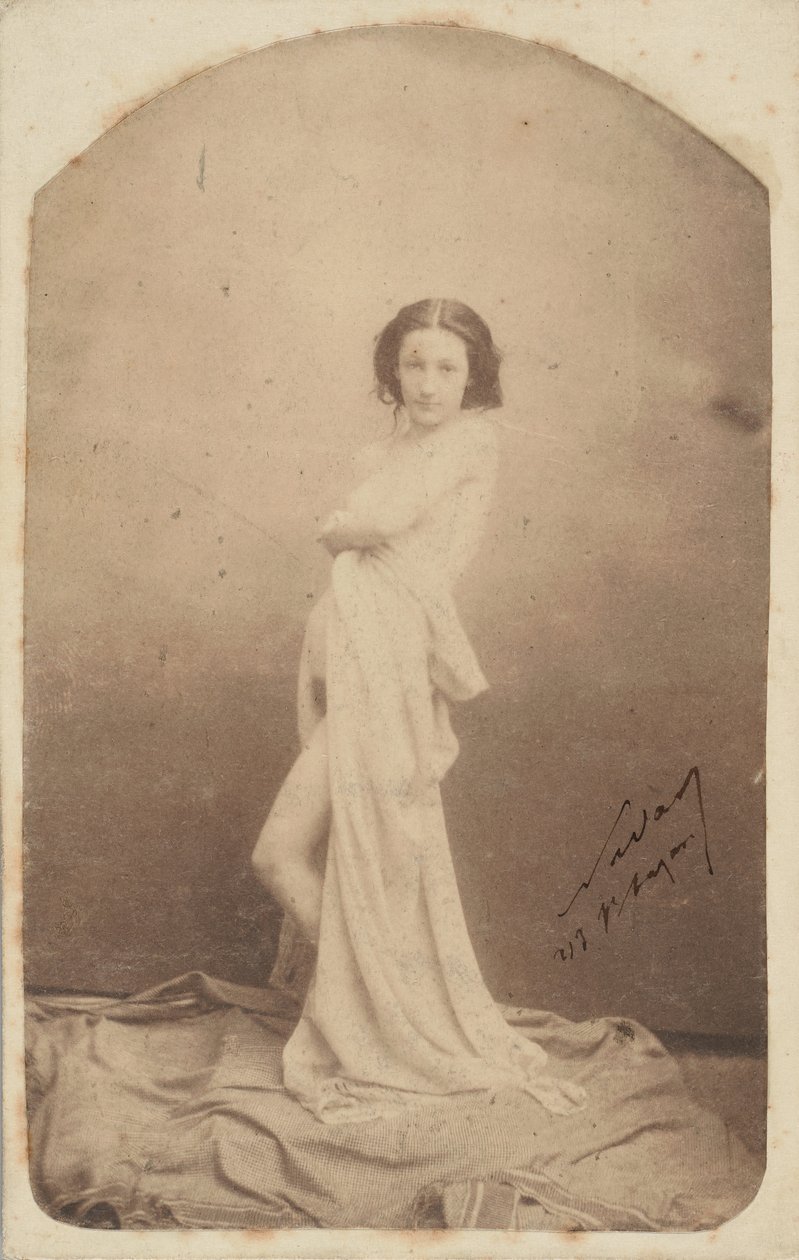 [Nudo in Piedi Drappeggiato] da Nadar