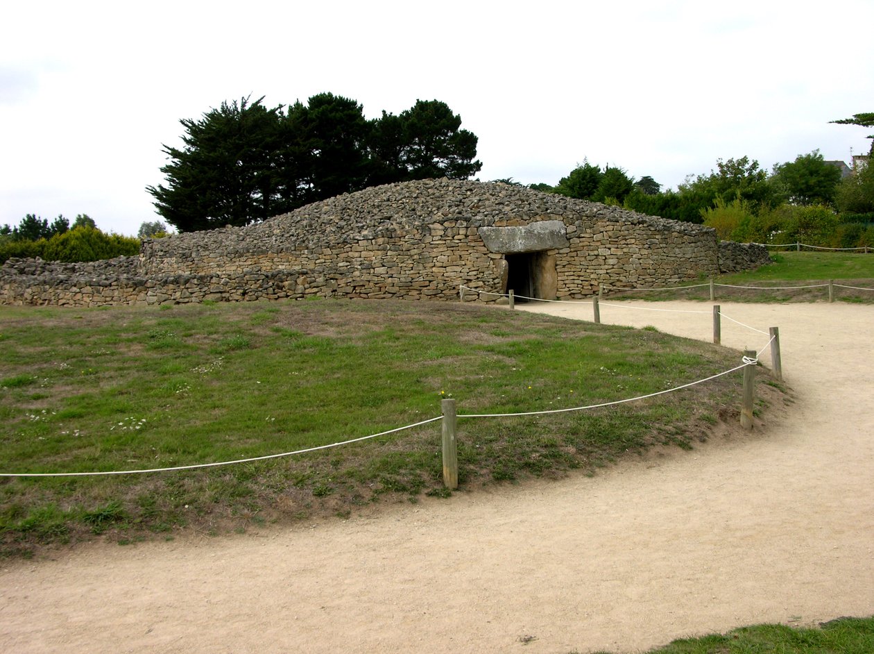 Ingresso alla tomba a corridoio, scoperta nel 1825 da Neolithic