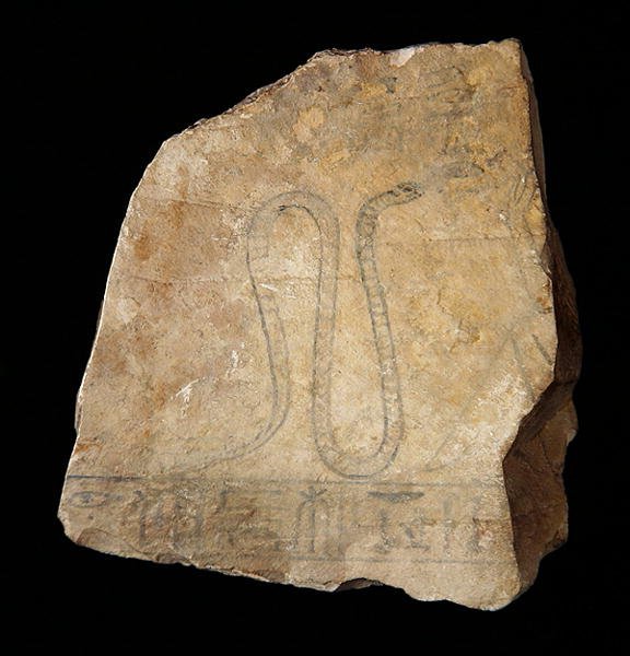 Ostracon decorato con uno schizzo di una donna inginocchiata davanti a una dea serpente, probabilmente da Deir el-Medina, XIX-XX dinastia, 1200-1153 a.C. da New Kingdom Egyptian