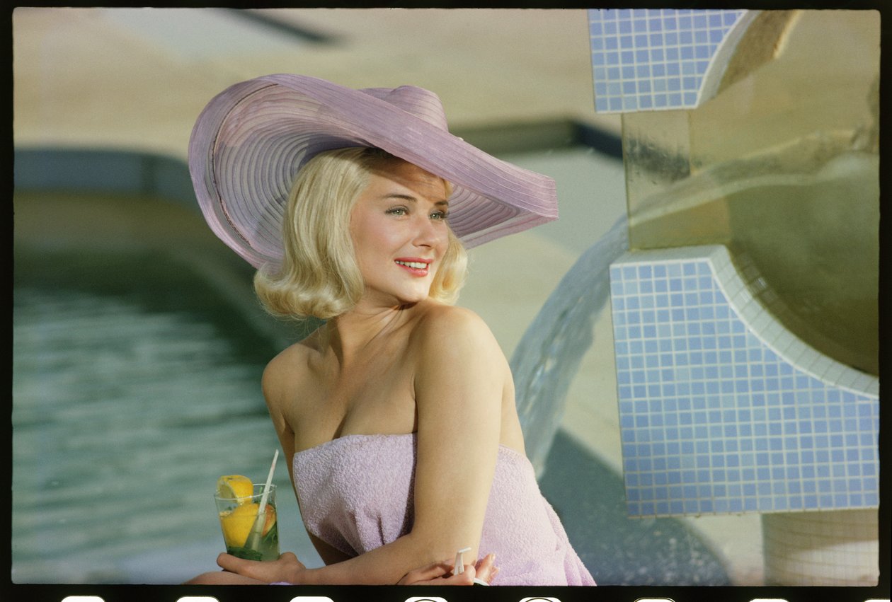 Hope Lange durante un servizio fotografico in piscina da Orlando Suero