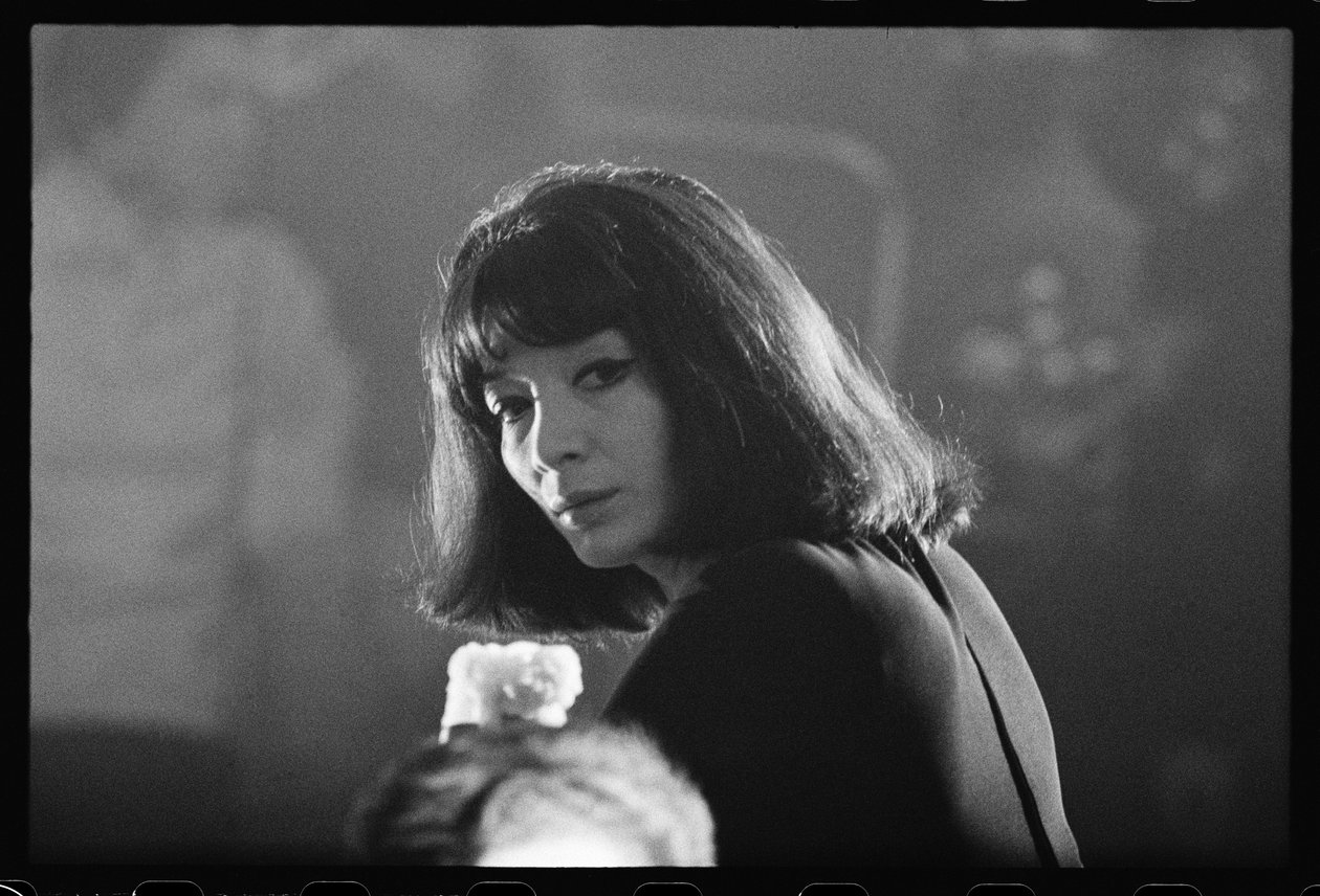 Juliette Greco in un nightclub fumoso da Orlando Suero