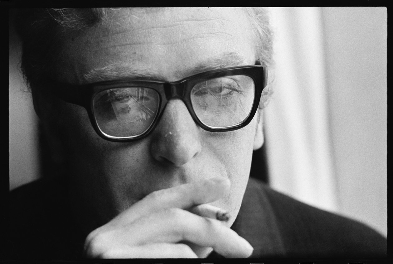 Michael Caine che fuma da Orlando Suero