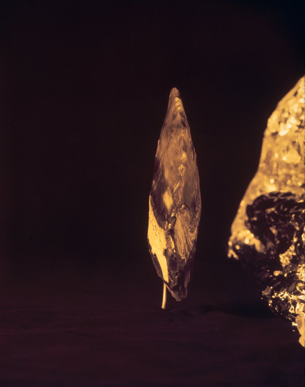 Ascia o punta di lancia scheggiata (selce) da Paleolithic