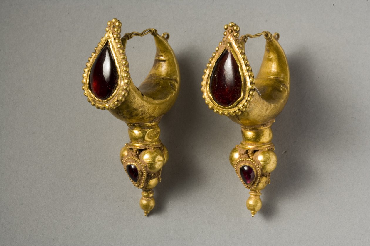 Orecchini (oro e granato) da Parthian School