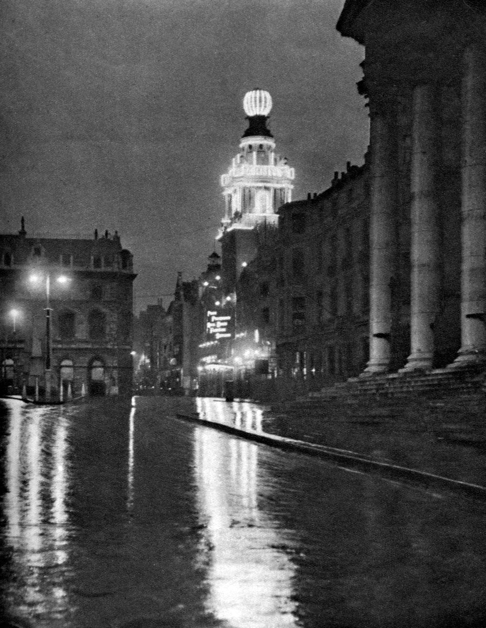 Tempo piovoso a Trafalgar Square, Londra, 1926-1927 da Paterson