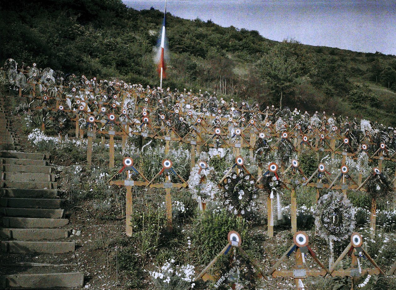 Un cimitero militare su una collina nella città di Moosch, Alsazia, Francia, 1917 da Paul Castelnau