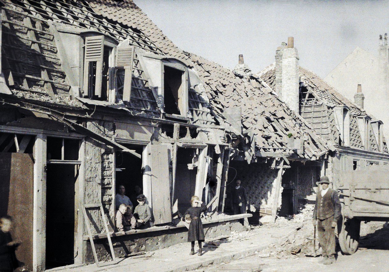 Edifici danneggiati dopo i bombardamenti del 10 e 11 settembre nella città di Rosendaël vicino a Dunkerque, Regione Nord-Pas-de-Calais, Francia, 11 settembre 1917 da Paul Castelnau