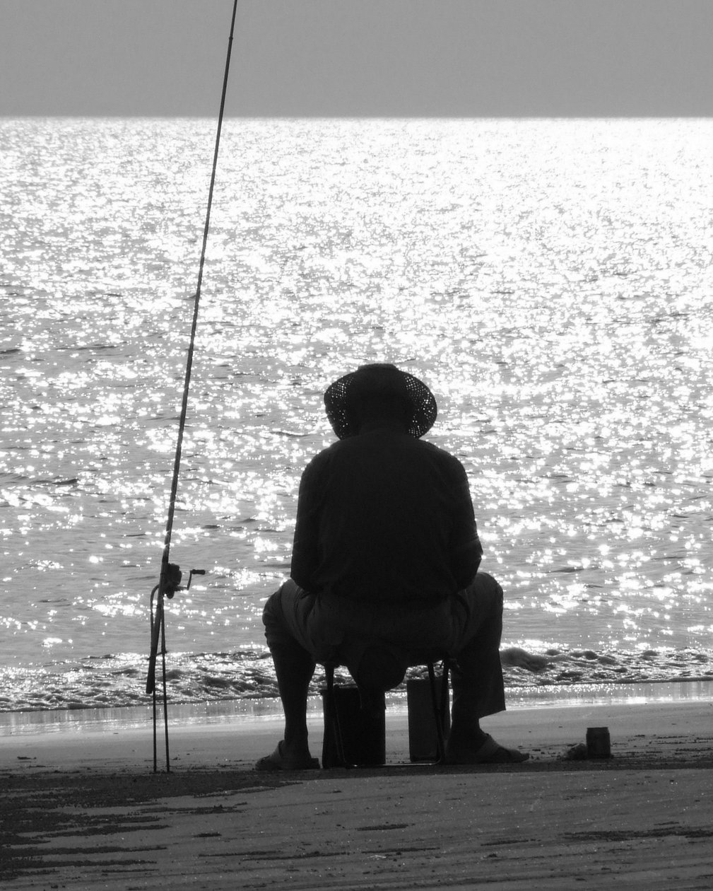Pesca sulla spiaggia di Sanya... Cina, 2008 da Peter McClure