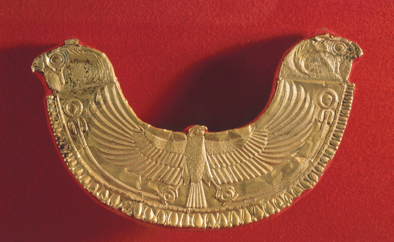 Ornamento pettorale con estremità a forma di testa di falco e decorato con un falco che porta due palme, dalla tomba del re Ip Abi Shemu a Byblos c.1800-1700 a.C. da Phoenician