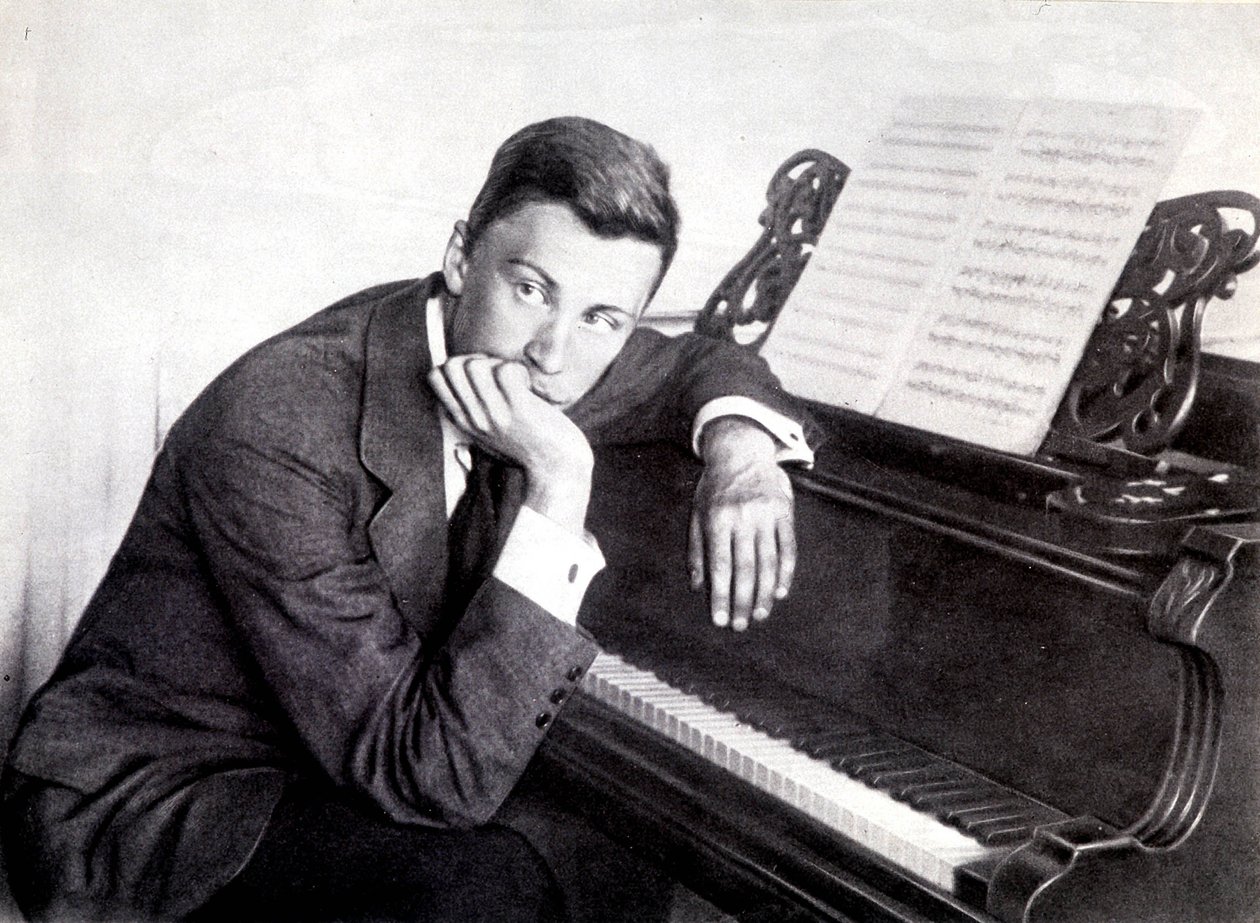 Sergei Prokofiev e il suo pianoforte da Photographer French