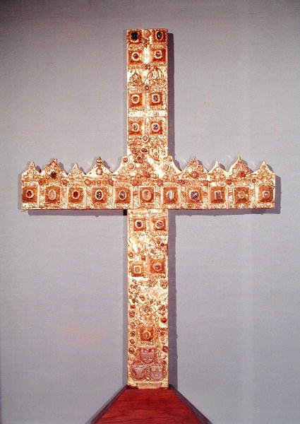 Croce fatta da due corone, 1472-88 (oro, legno, perle e pietre preziose) da Polish School
