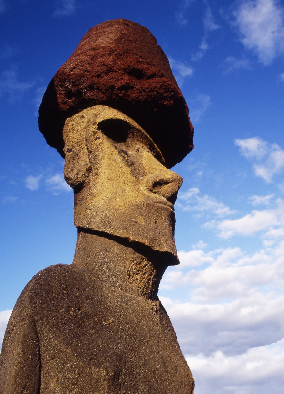Statua monolitica su Ahu Nau Nau alla spiaggia di Anakena, cultura Moai da Polynesian