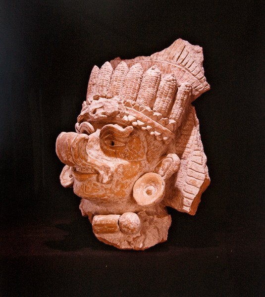 Parte della testa di un grande urna, Oaxaca da Pre Columbian Pre Columbian
